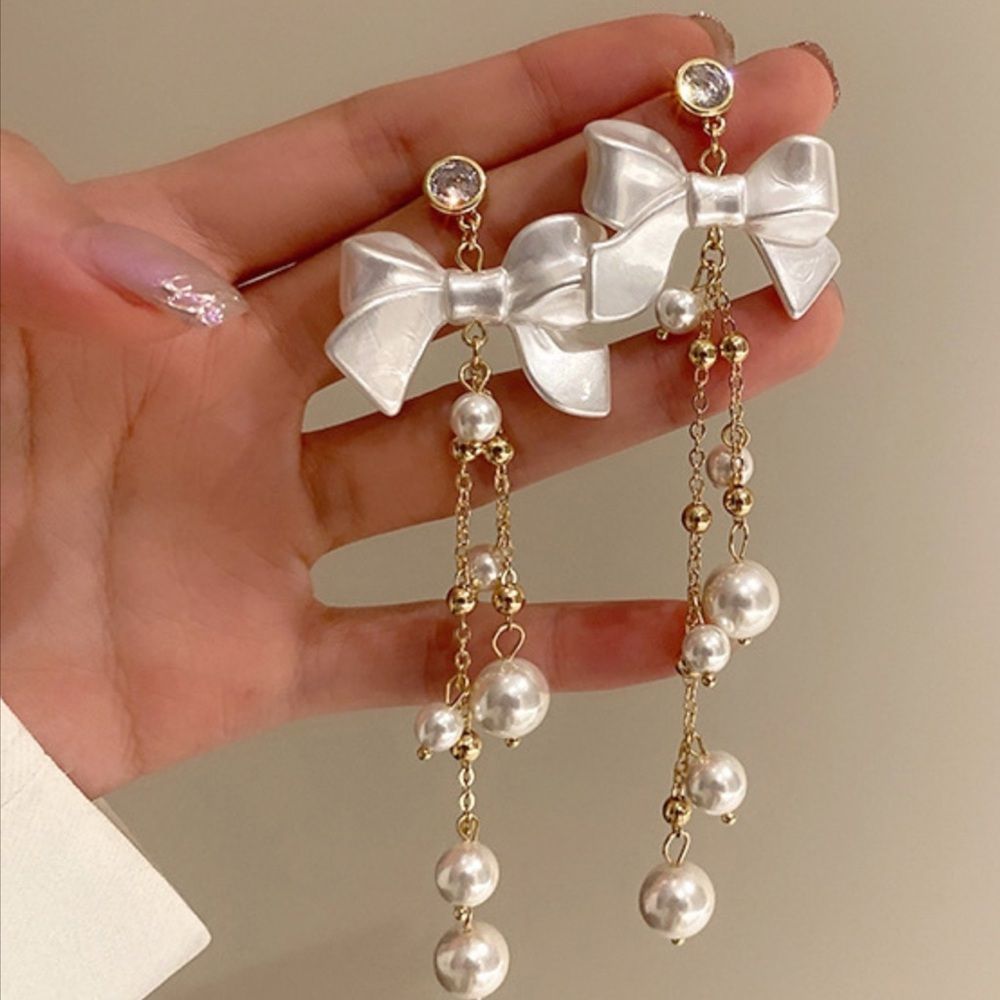 - 🎀GoldTone Pearlescent Oversized Bow Dangle Pearl Tassel Earrings.🎀